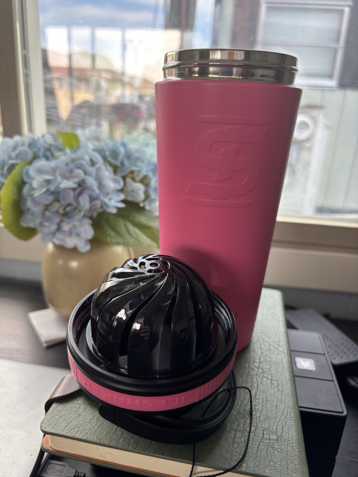 ICESHAKER 24 fl oz Pink Stainless Steel Reusable Bottle w/ Black Flip Top Lid
